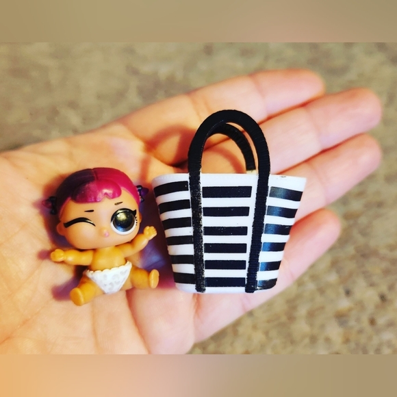 LOL Surprise Dolls Mixed Lil Sister Lot - Picture 4 of 9